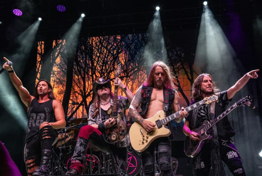 Mägo de Oz refuerza su formación con un tercer guitarrista y continúa su gira mundial en 2025