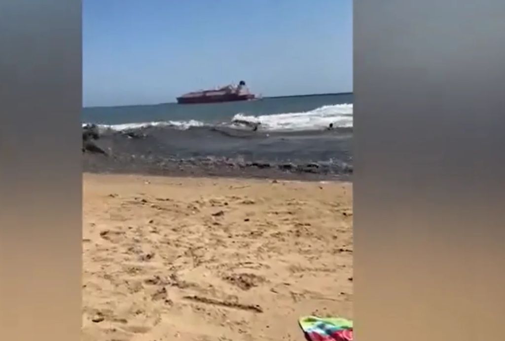 Susto en la playa de Mazagón, Huelva: una ola inesperada provoca heridos y alarma entre los bañistas
